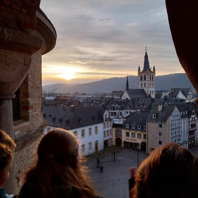Zwei Jugendliche schauen vom Dom oben auf den Domfreihof