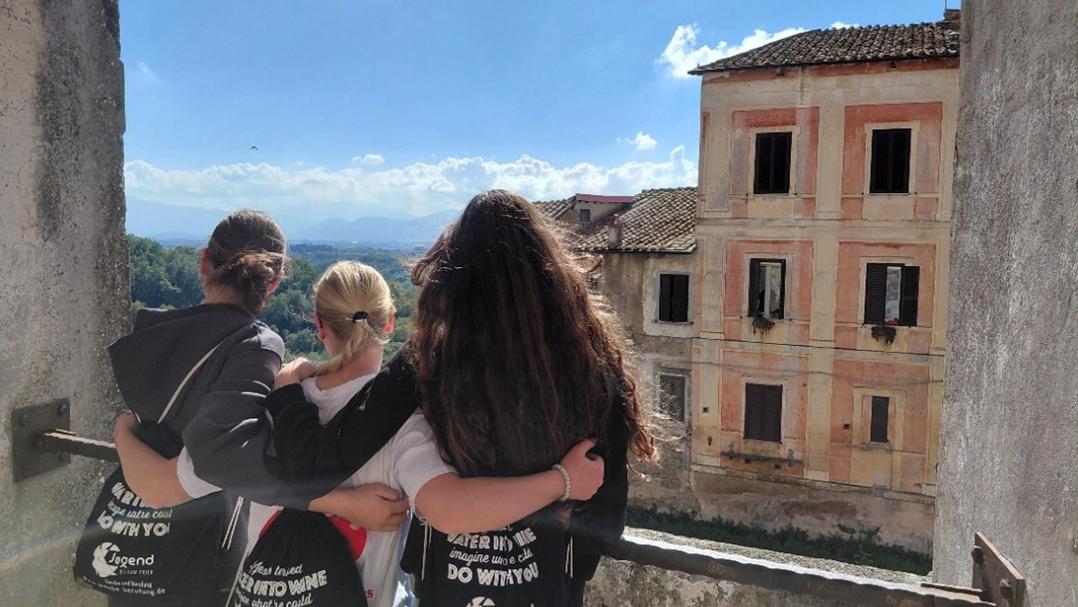 3 jugendliche Mädchen auf einem Balkon in Rom (c) Bistum Trier 3 jugendliche Mädchen auf einem Balkon in Rom