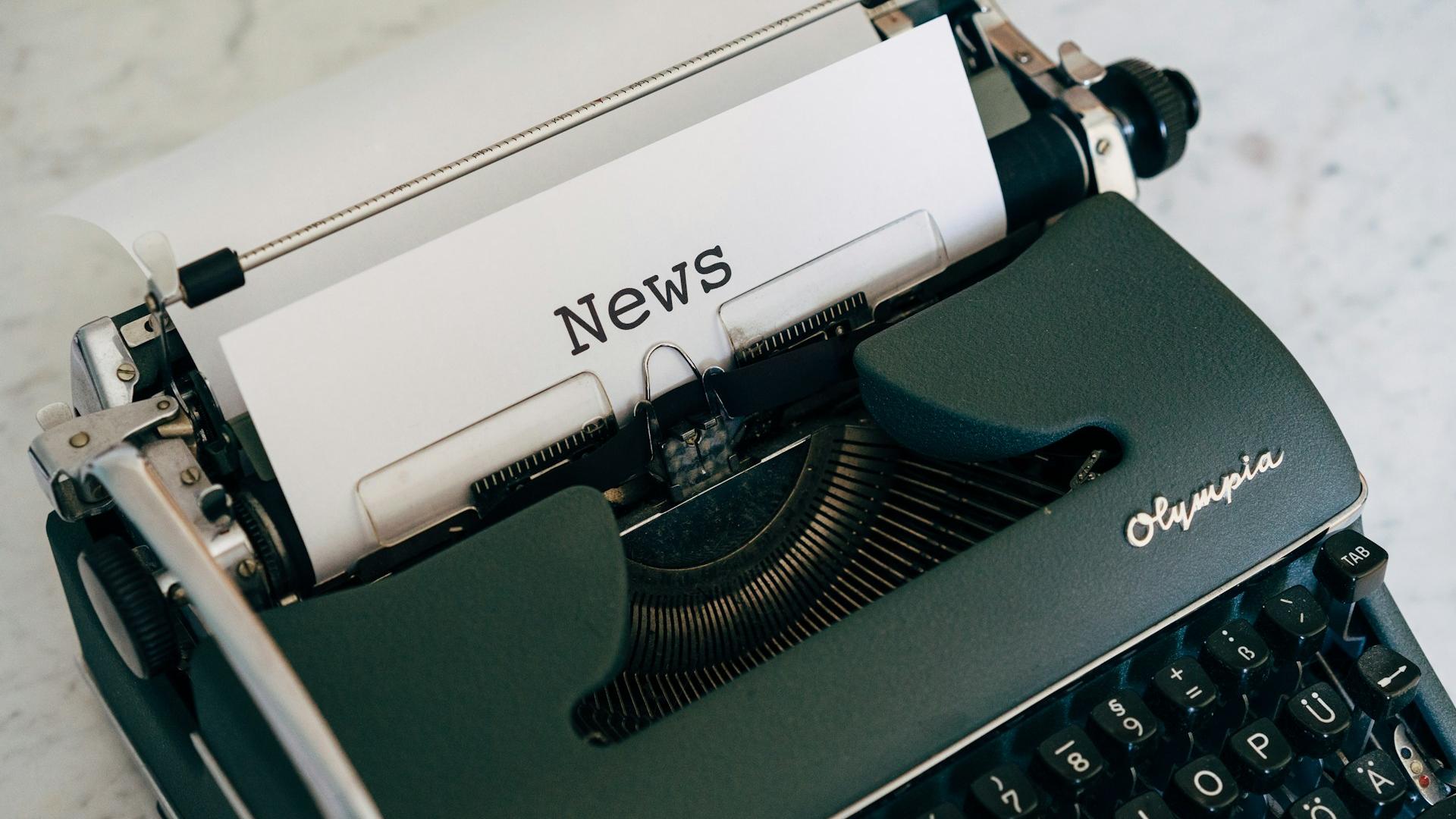 mit der Schreibmaschine wird ein Blatt mit dem Wort 'News' getippt